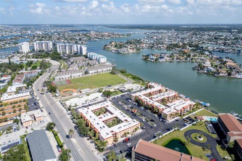 Condo in Saint Pete Beach, Florida, 2 bedrooms № 2399094 - photo 3