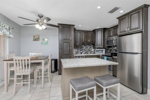 Condo in Saint Pete Beach, Florida, 2 bedrooms № 2399094 - photo 14