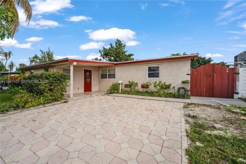 Снять в аренду виллу или дом в Холливуд, Флорида 4 спальни, 140.47м2, № 1998880 - фото 2