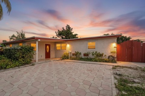 House in Hollywood, Florida 4 bedrooms, 140.47 sq.m. № 1998880