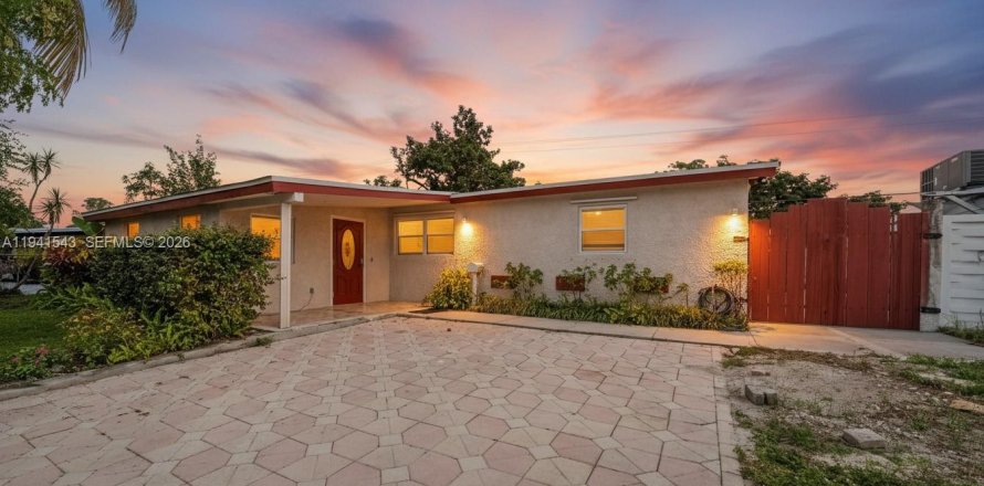 Дом в Холливуд, Флорида 4 спальни, 140.47м2 № 1998880