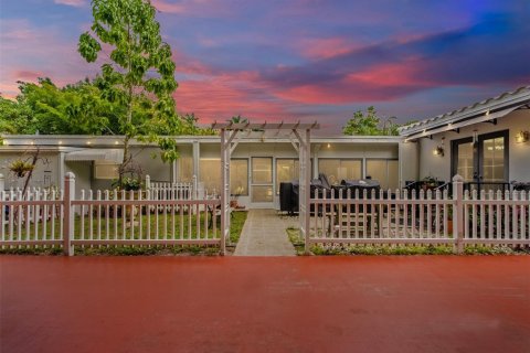 House in Plantation, Florida 4 bedrooms, 350.33 sq.m. № 968351 - photo 1
