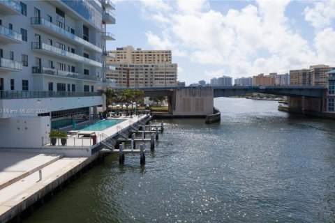 Commercial property in Hollywood, Florida № 1861543 - photo 17