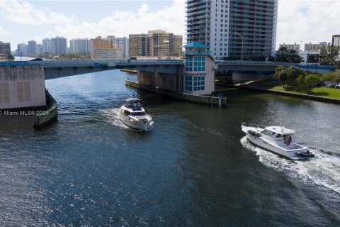 Commercial property in Hollywood, Florida № 1861543 - photo 25