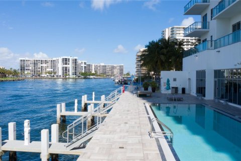 Commercial property in Hollywood, Florida № 1861543 - photo 1