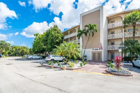 Condominio en venta en Coconut Creek, Florida, 2 dormitorios, 107.4 m2 № 1963846 - foto 1