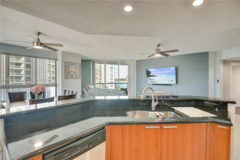Condo in South Daytona, Florida, 3 bedrooms  № 2064299 - photo 8