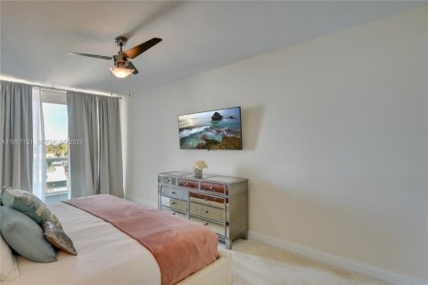 Condo in South Daytona, Florida, 3 bedrooms  № 2064299 - photo 13