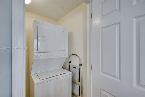 Condo in South Daytona, Florida, 3 bedrooms  № 2064299 - photo 25
