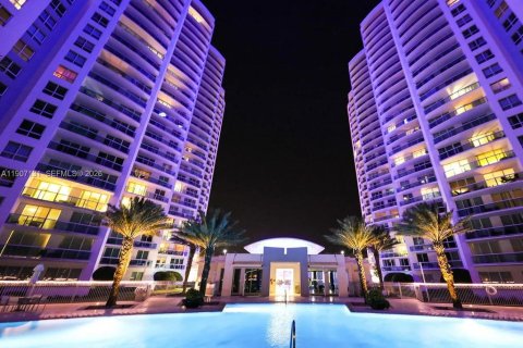 Condo in South Daytona, Florida, 3 bedrooms № 2064299