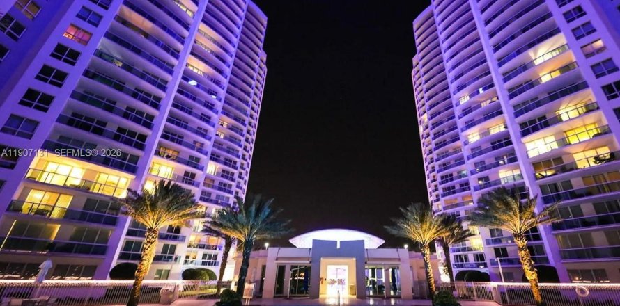 Condo in South Daytona, Florida, 3 bedrooms  № 2064299