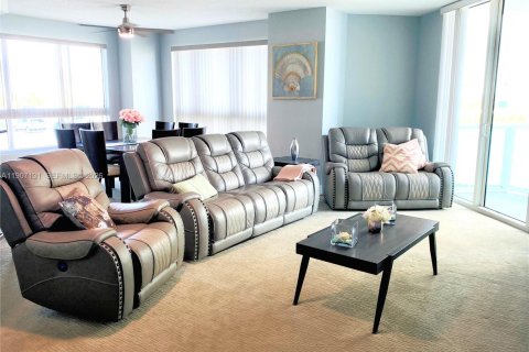Condo in South Daytona, Florida, 3 bedrooms  № 2064299 - photo 3