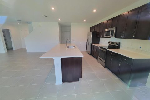 House in Davenport, Florida 5 bedrooms, 213.95 sq.m. № 2377820 - photo 2