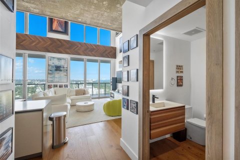 Condo in Miami, Florida, 2 bedrooms № 2182312 - photo 2