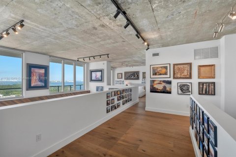 Condo in Miami, Florida, 2 bedrooms № 2182312 - photo 25