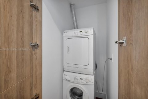 Condo in Miami, Florida, 2 bedrooms № 2182312 - photo 5