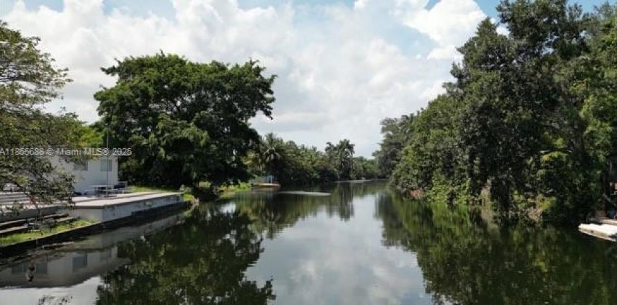 Terreno en North Miami, Florida № 1875150