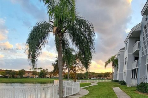 Снять в аренду кондоминиум в Катлер-Бей, Флорида 1 спальня, 75.53м2, № 2026716 - фото 20