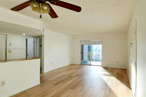 Снять в аренду кондоминиум в Катлер-Бей, Флорида 1 спальня, 75.53м2, № 2026716 - фото 2
