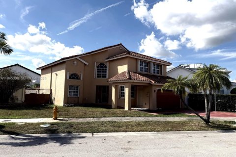 Casa en venta en Miami, Florida, 5 dormitorios, 222.32 m2 № 2001820 - foto 3