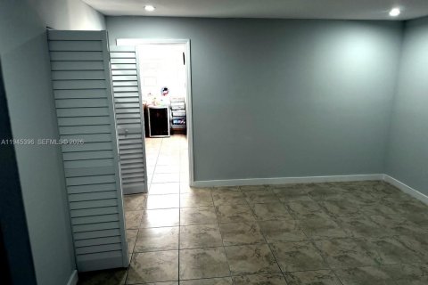 Casa en venta en Miami, Florida, 5 dormitorios, 222.32 m2 № 2001820 - foto 18