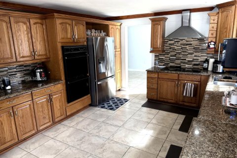 Casa en venta en Miami, Florida, 5 dormitorios, 222.32 m2 № 2001820 - foto 8