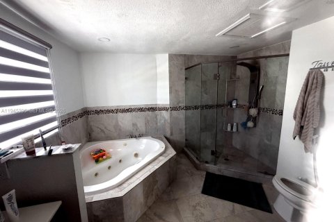 Casa en venta en Miami, Florida, 5 dormitorios, 222.32 m2 № 2001820 - foto 13