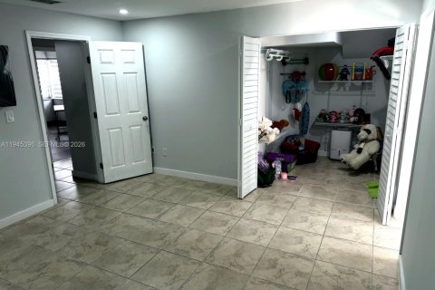 Casa en venta en Miami, Florida, 5 dormitorios, 222.32 m2 № 2001820 - foto 19