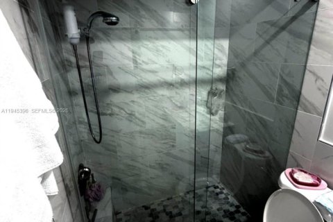 Casa en venta en Miami, Florida, 5 dormitorios, 222.32 m2 № 2001820 - foto 17