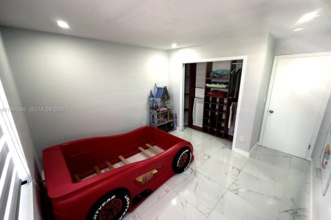 Casa en venta en Miami, Florida, 5 dormitorios, 222.32 m2 № 2001820 - foto 16