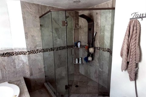 Casa en venta en Miami, Florida, 5 dormitorios, 222.32 m2 № 2001820 - foto 14