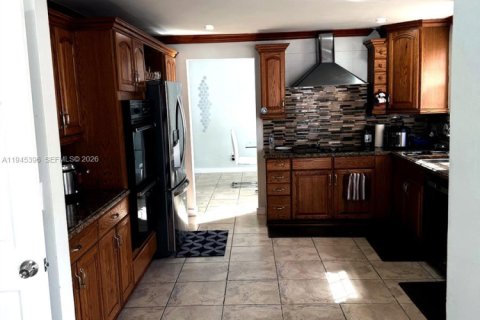 Casa en venta en Miami, Florida, 5 dormitorios, 222.32 m2 № 2001820 - foto 9