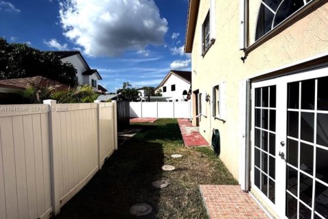 Casa en venta en Miami, Florida, 5 dormitorios, 222.32 m2 № 2001820 - foto 23