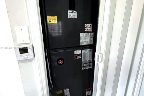 Casa en venta en Miami, Florida, 5 dormitorios, 222.32 m2 № 2001820 - foto 22