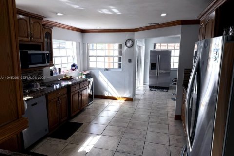 Casa en venta en Miami, Florida, 5 dormitorios, 222.32 m2 № 2001820 - foto 10