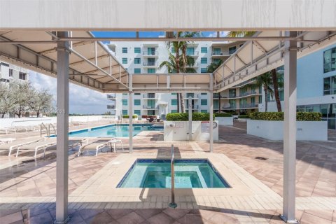 Commercial property in Hollywood, Florida № 2153349 - photo 14