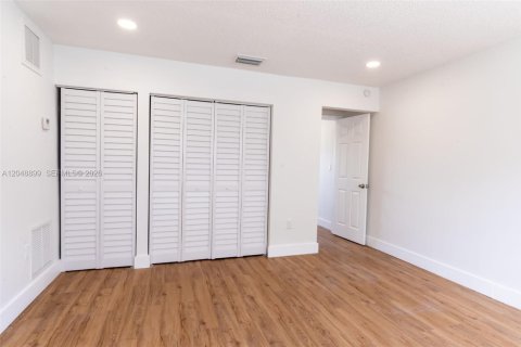 Immobilier commercial à vendre à Hallandale Beach, Floride: 270.16 m2 № 2346561 - photo 18