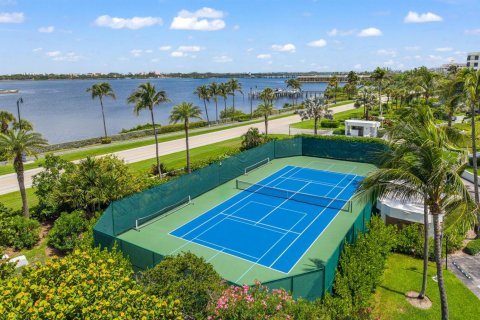 Condo in Palm Beach, Florida, 2 bedrooms № 2250132 - photo 17