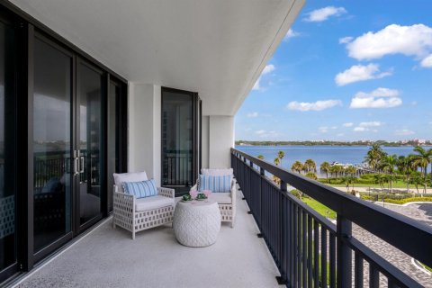 Condo in Palm Beach, Florida, 2 bedrooms № 2250132 - photo 12