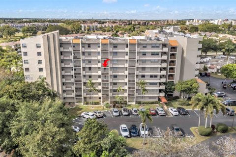 Condominio en venta en Lauderhill, Florida, 2 dormitorios, 117.06 m2 № 2006407 - foto 2