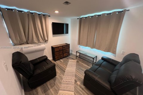 Immobilier commercial à louer à Miami, Floride: 2 chambres, 128.58 m2 № 2169114 - photo 4