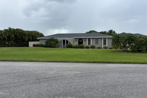 House in North Fort Myers, Florida 3 bedrooms, 208.1 sq.m. № 2226051