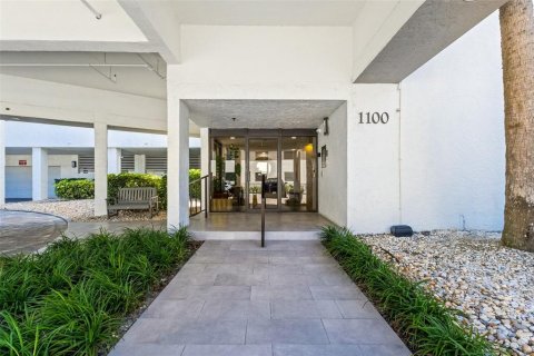 Condo in Sarasota, Florida, 1 bedroom  № 2091752 - photo 17