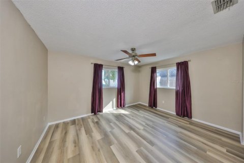 House in Seminole, Florida 4 bedrooms, 187.38 sq.m. № 1533624 - photo 14
