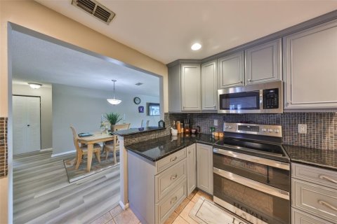 House in Seminole, Florida 4 bedrooms, 187.38 sq.m. № 1533624 - photo 13