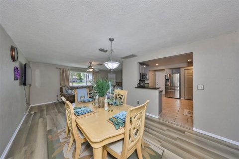 House in Seminole, Florida 4 bedrooms, 187.38 sq.m. № 1533624 - photo 7