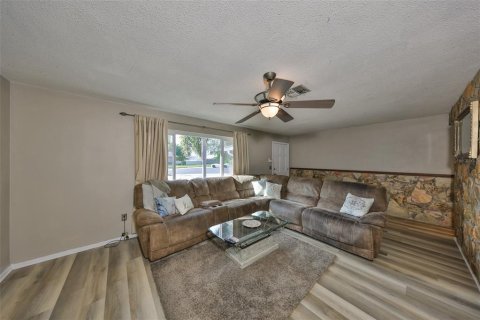 House in Seminole, Florida 4 bedrooms, 187.38 sq.m. № 1533624 - photo 8