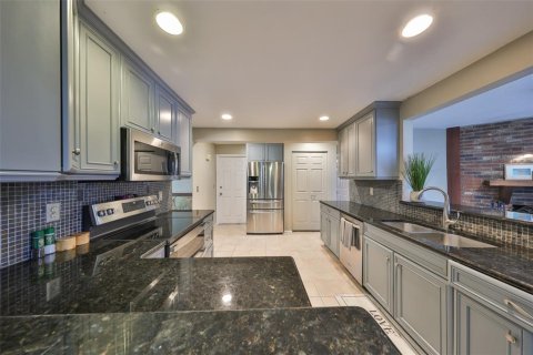 House in Seminole, Florida 4 bedrooms, 187.38 sq.m. № 1533624 - photo 9