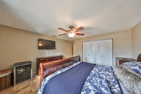 House in Seminole, Florida 4 bedrooms, 187.38 sq.m. № 1533624 - photo 20