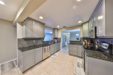 House in Seminole, Florida 4 bedrooms, 187.38 sq.m. № 1533624 - photo 12